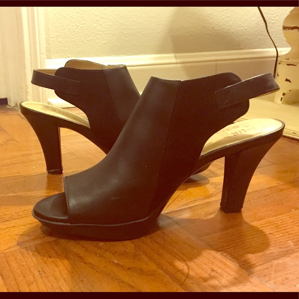 8.5 Naturalizer black slingback heel. Comfortable!
